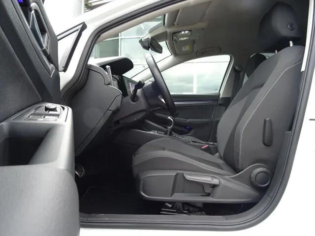VW Golf VIII 1.5 TSI Active Navi/Klima/LED/Kamera – Bild 6