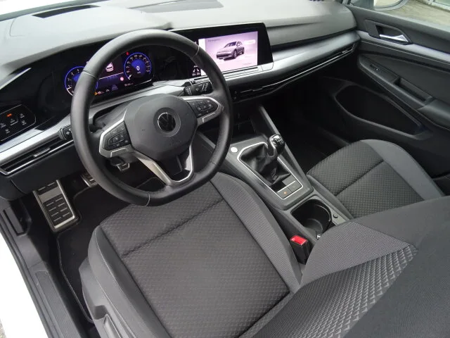 VW Golf VIII 1.5 TSI Active Navi/Klima/LED/Kamera – Bild 7