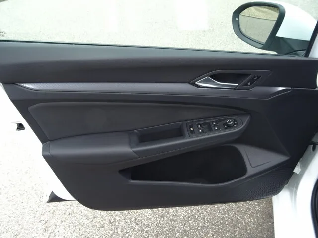 VW Golf VIII 1.5 TSI Active Navi/Klima/LED/Kamera – Bild 8