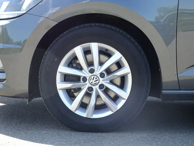 VW Touran Highline DSG Navi Einparkhilfe Familienvan Klima – Bild 6