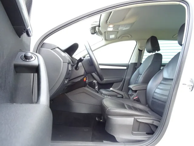 SKODA Octavia Combi Carplay DSG Leder Navi Sitzhzg Abstandsw. – Bild 7