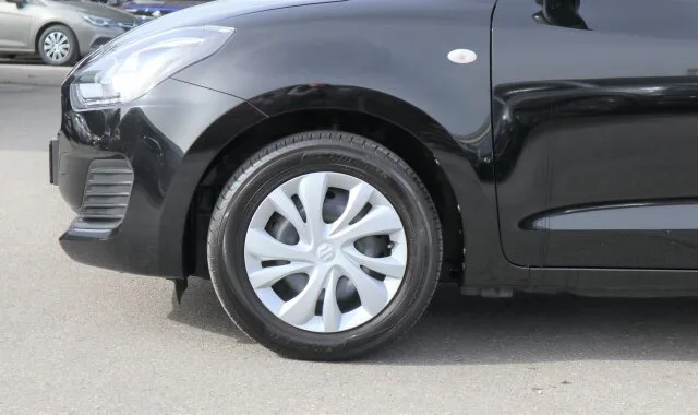 SUZUKI Swift CLUB HYBRID / 1 Hand / sparsam / wenig km – Bild 2