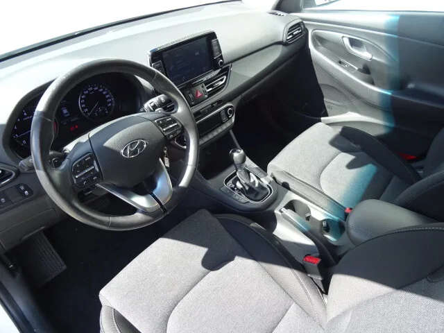 HYUNDAI i30 Kombi Automatik Kamera Klima PDC Select eFH. – Bild 8