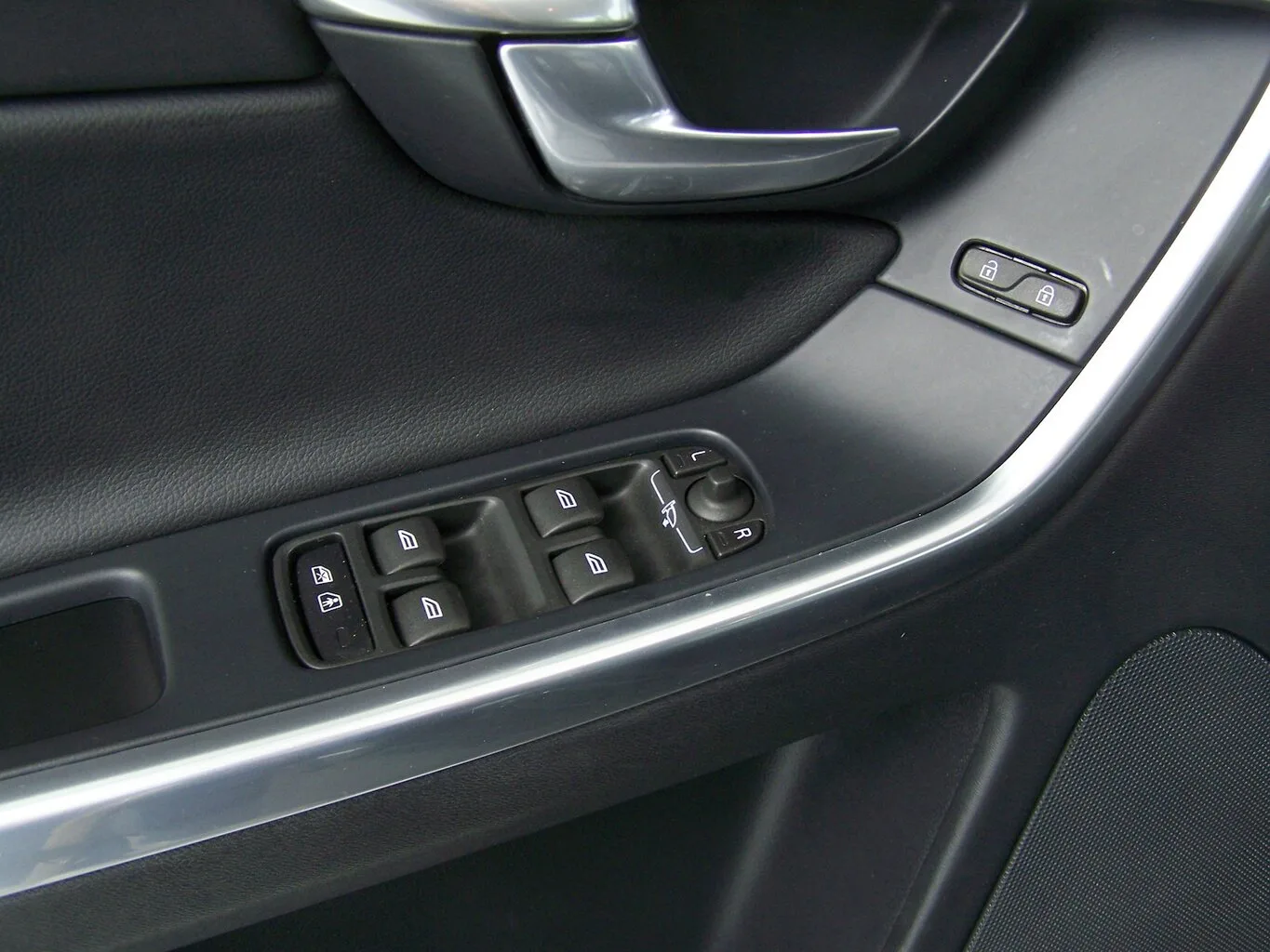 VOLVO XC60 D4 Summum AUTOM LEDER+NAVI+PDC+AMBIENT+SHZ... – Bild 8