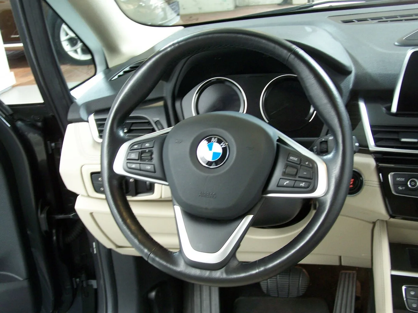 BMW 218 Active Tourer Luxury Line AUTOM LEDER+NAVI... – Bild 8