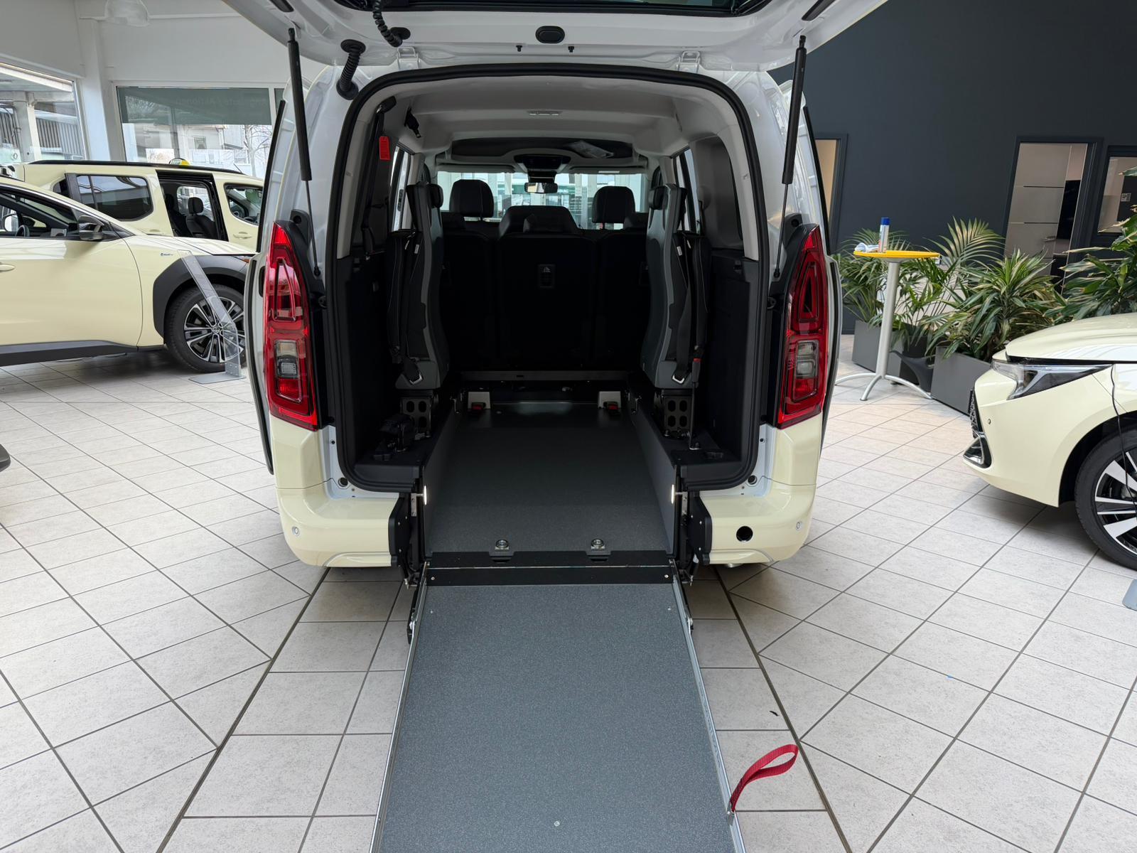 Toyota Proace City Verso Teamplayer L2 1,5-D Taxi – Bild 3