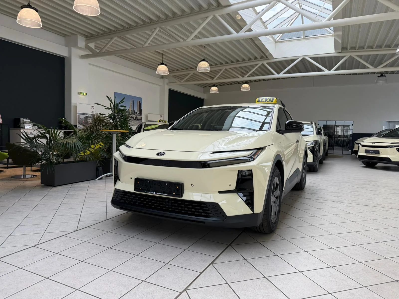 Toyota C-HR+ + BEV 4x2 Teamplayer Taxi