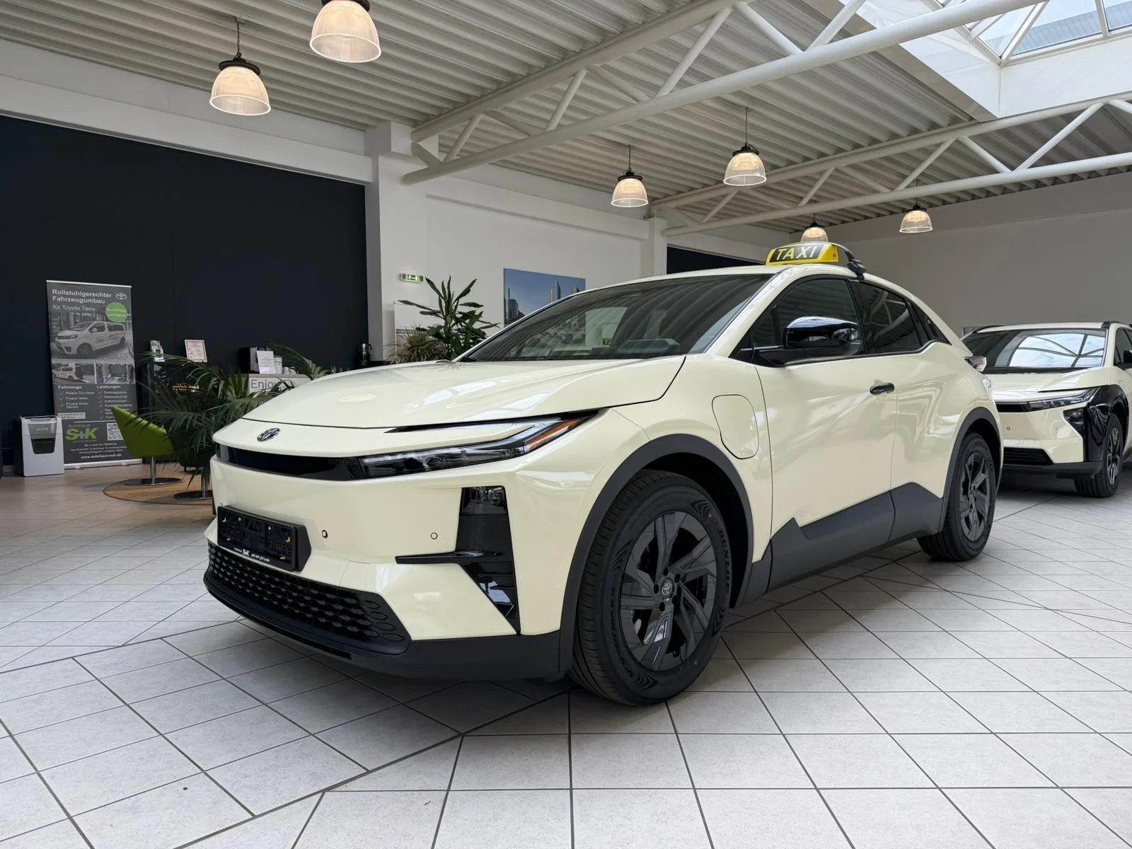 Toyota C-HR+ + BEV 4x2 Teamplayer Taxi – Bild 2