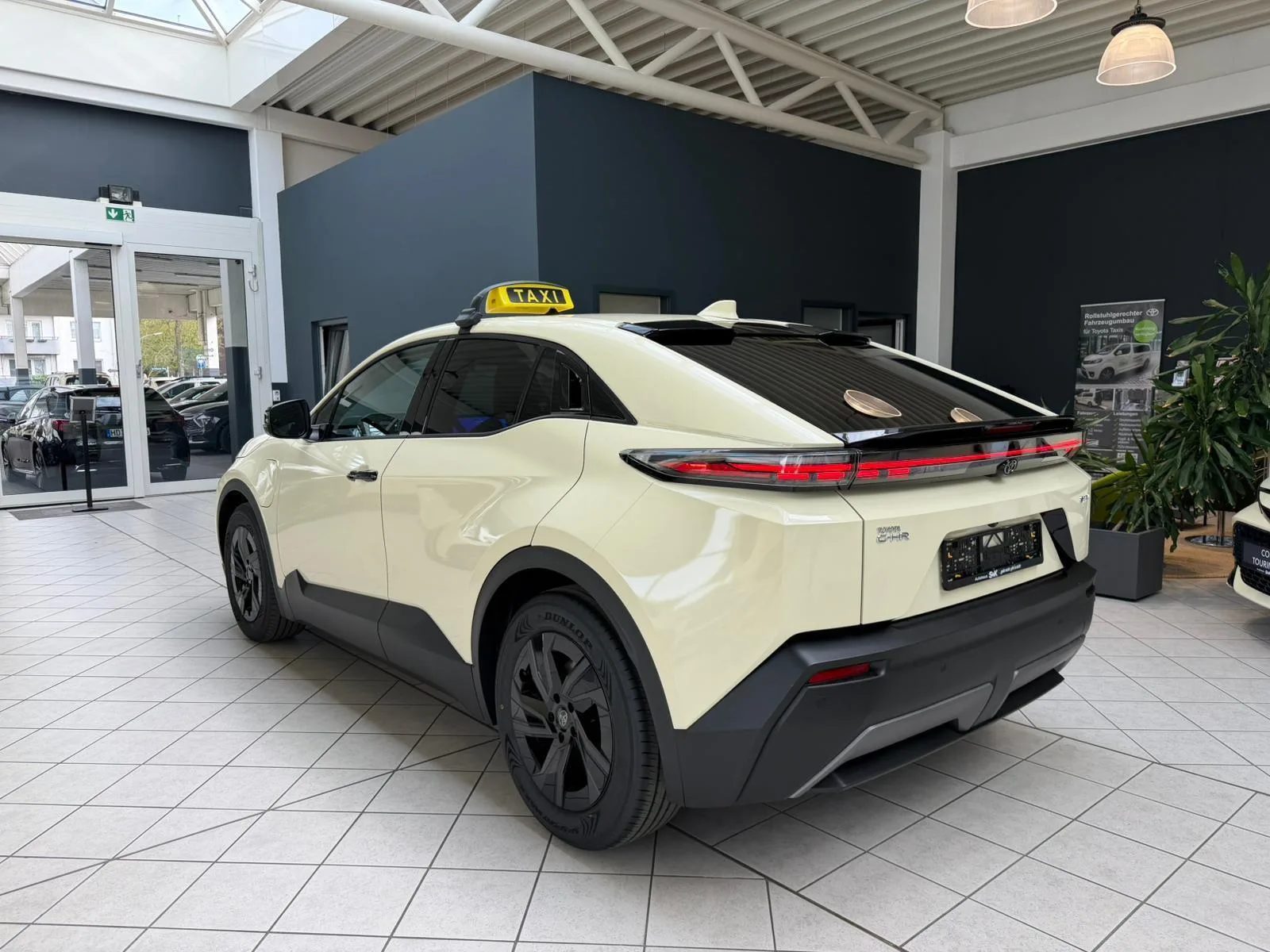 Toyota C-HR+ + BEV 4x2 Teamplayer Taxi – Bild 3