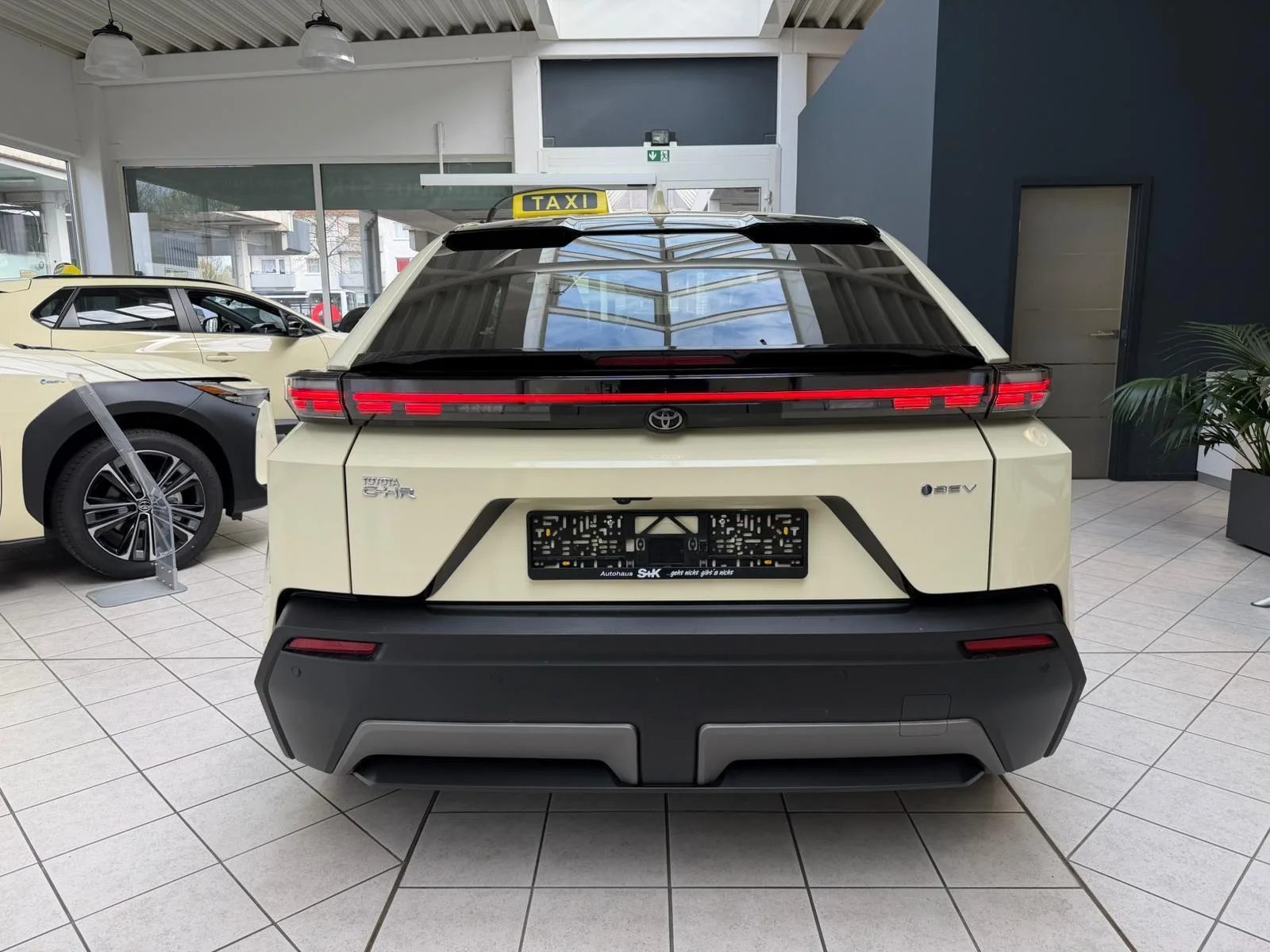 Toyota C-HR+ + BEV 4x2 Teamplayer Taxi – Bild 4