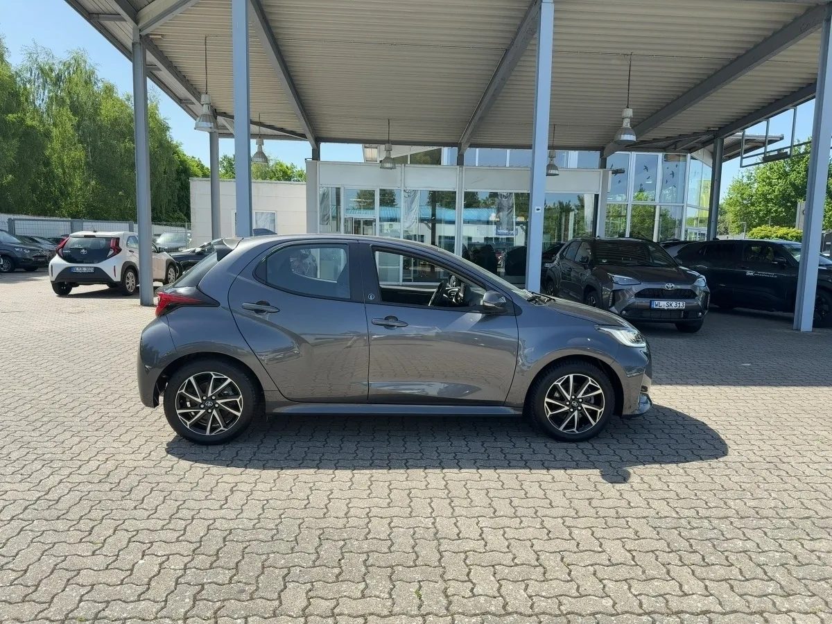 Toyota Yaris 1,5 Hybrid Team D*Allwetter*Carplay*R-Kame – Bild 5
