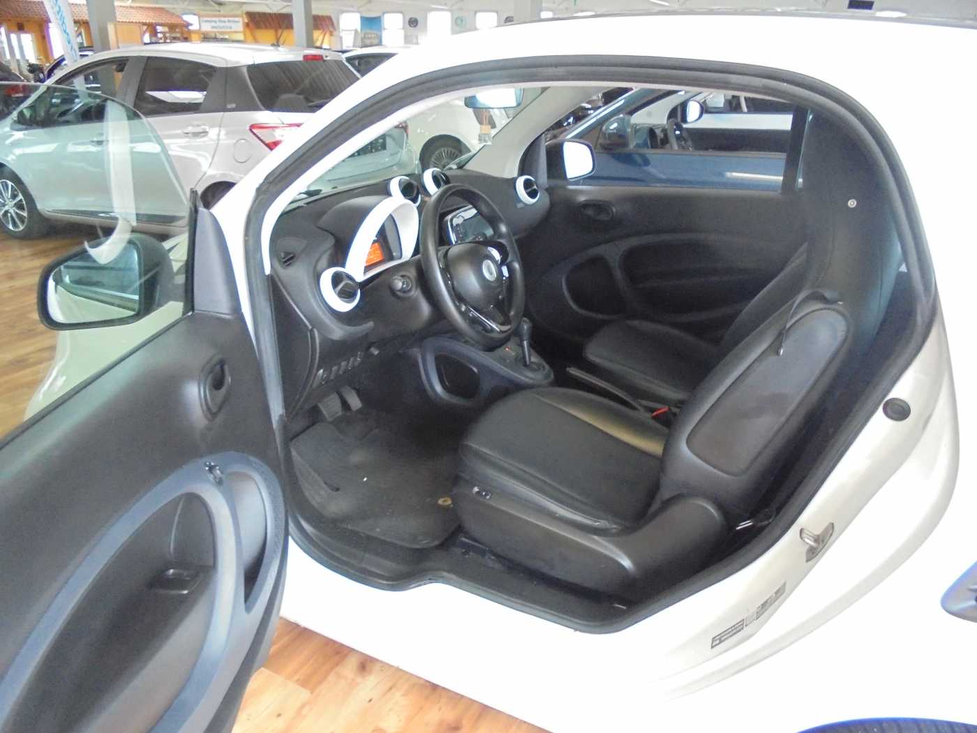 SMART fortwo coupe smart twin 'Navigation, Sitzheizung' – Bild 4