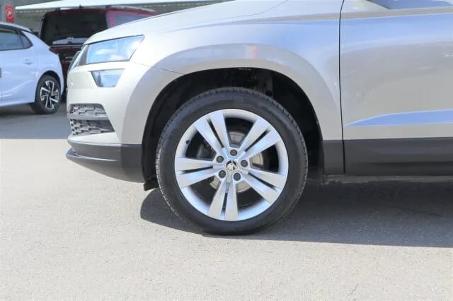 SKODA Karoq STYLE /AUTOMATIK/SITZHEIZ/RÜ-KAM/MET/UVM – Bild 3