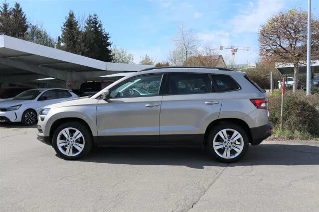 SKODA Karoq STYLE /AUTOMATIK/SITZHEIZ/RÜ-KAM/MET/UVM – Bild 4