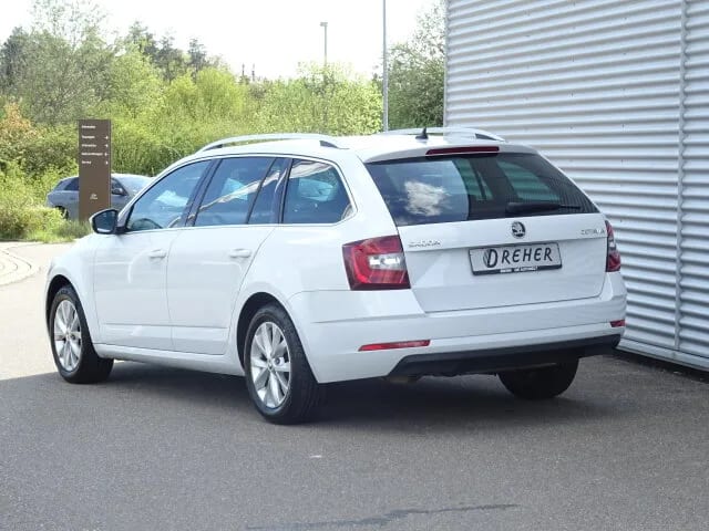 SKODA Octavia Combi Carplay DSG Leder Navi Sitzhzg Abstandsw. – Bild 4
