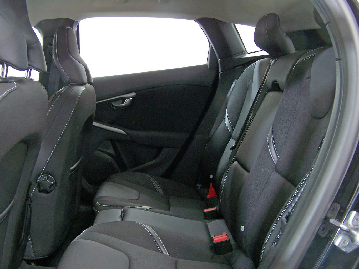 VOLVO V40 1.5 T3 Momentum AUTOM NAVI+PDC+KAM+SHZ+LED... – Bild 5