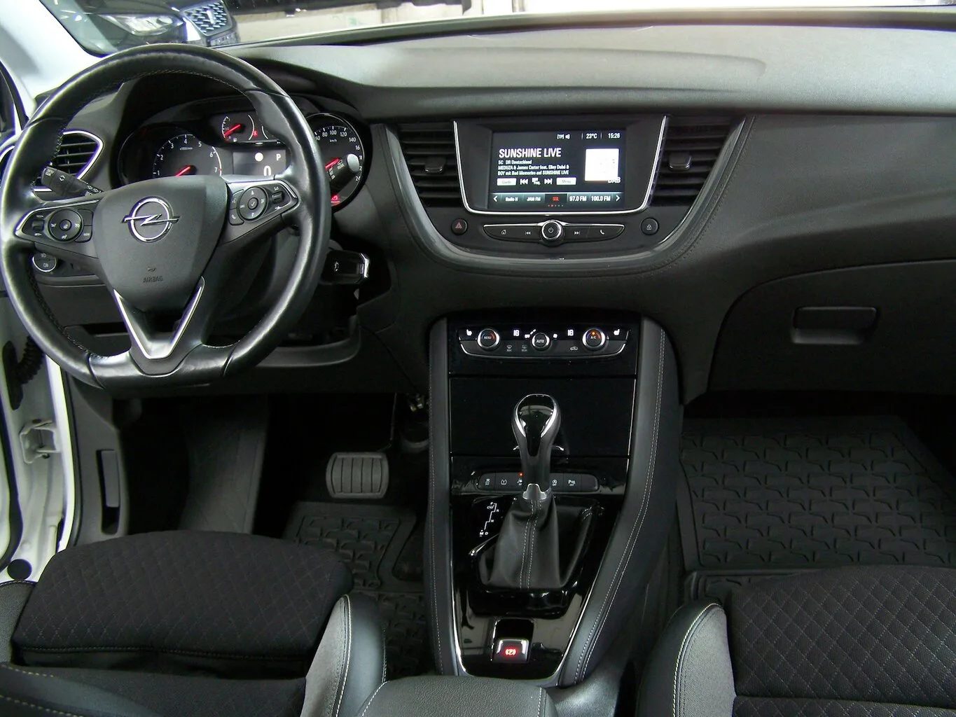 OPEL Grandland X 1.2 Design Line AUTOM CARPL+SHZ+KAM... – Bild 5
