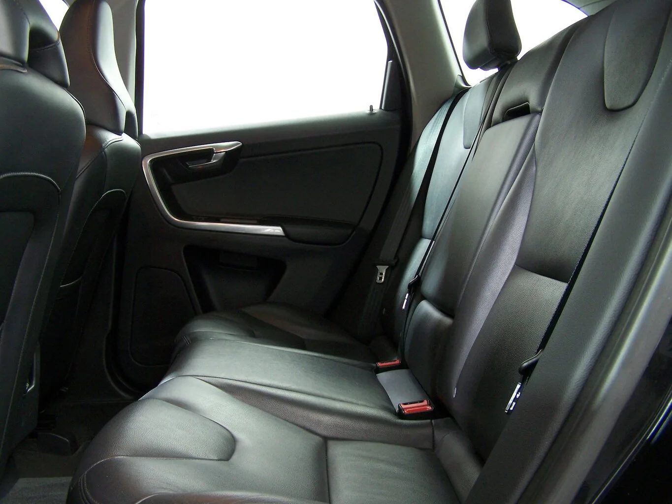 VOLVO XC60 D4 Summum AUTOM LEDER+NAVI+PDC+AMBIENT+SHZ... – Bild 5