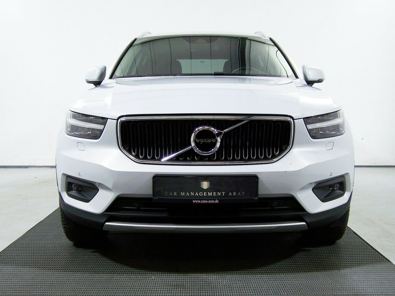 VOLVO XC40 T3 Momentum Pro AUTOM LED+NAV+AMBIE+R19+KAM... – Bild 2