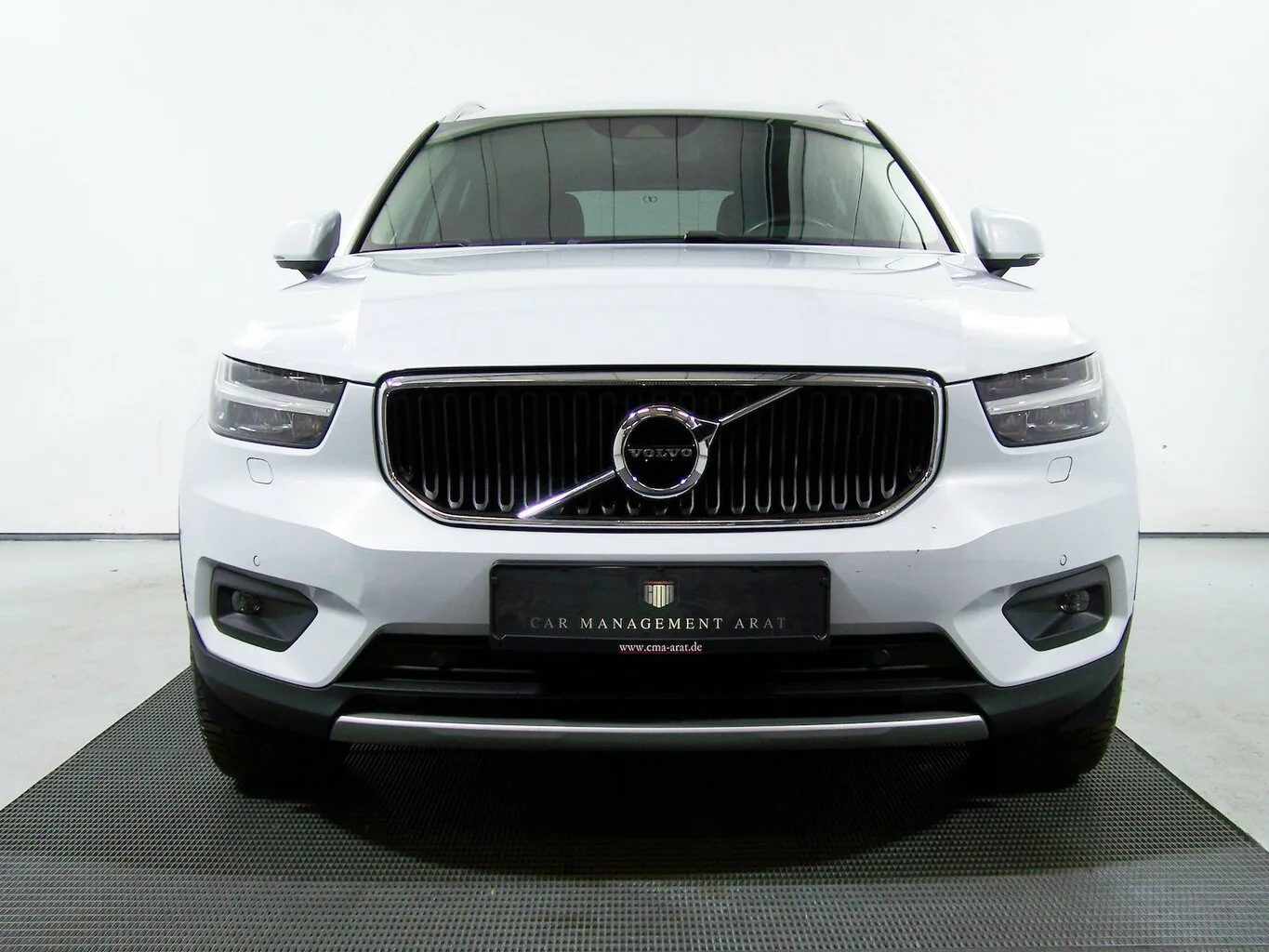 VOLVO XC40 T3 Momentum Pro AUTOM LED+NAV+AMBIE+R19+KAM... – Bild 2