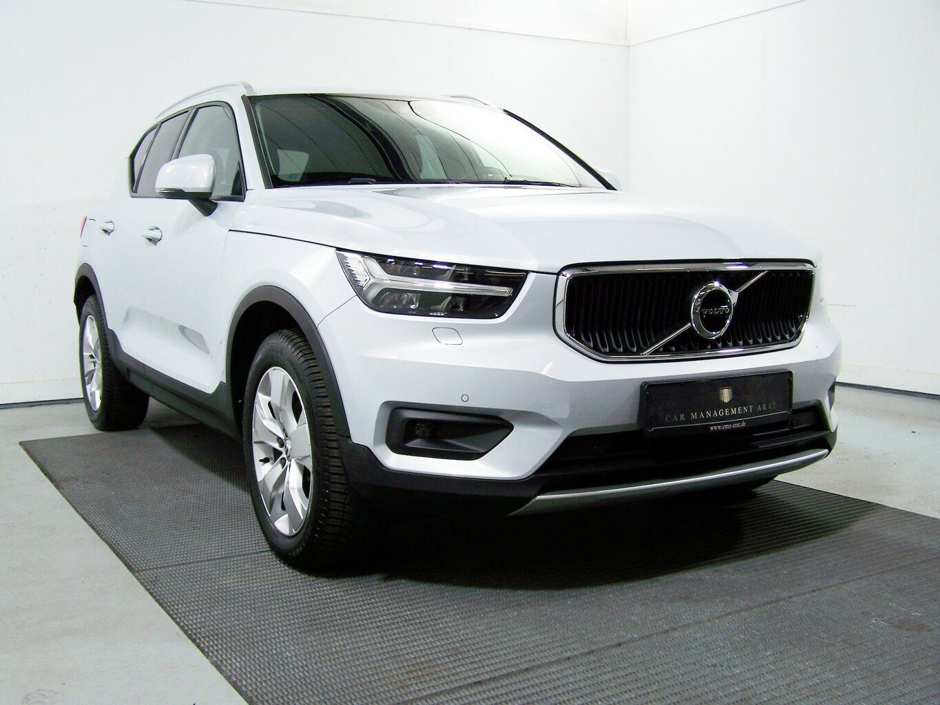 VOLVO XC40 T3 Momentum Pro AUTOM LED+NAV+AMBIE+R19+KAM... – Bild 3