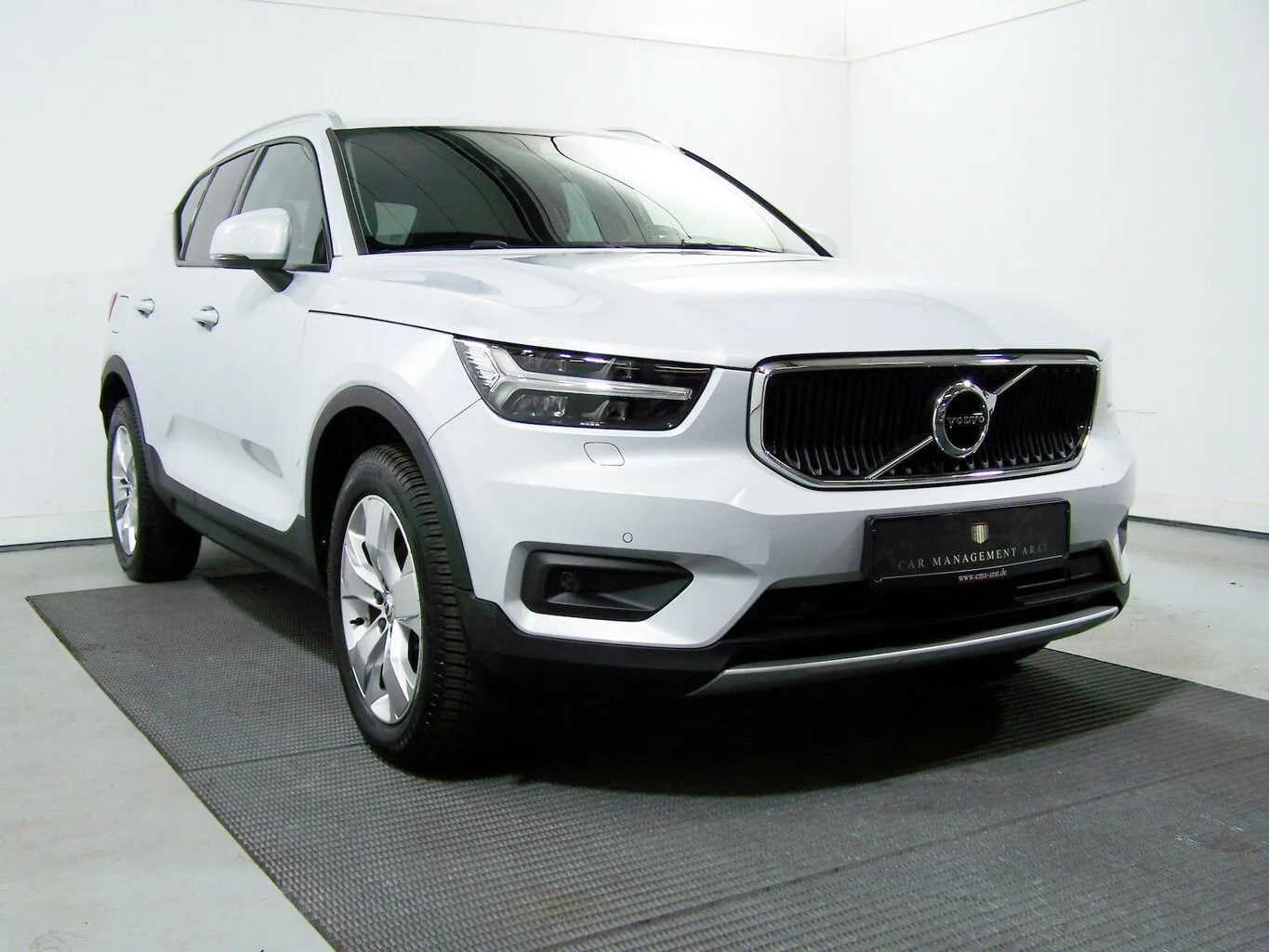 VOLVO XC40 T3 Momentum Pro AUTOM LED+NAV+AMBIE+R19+KAM... – Bild 3