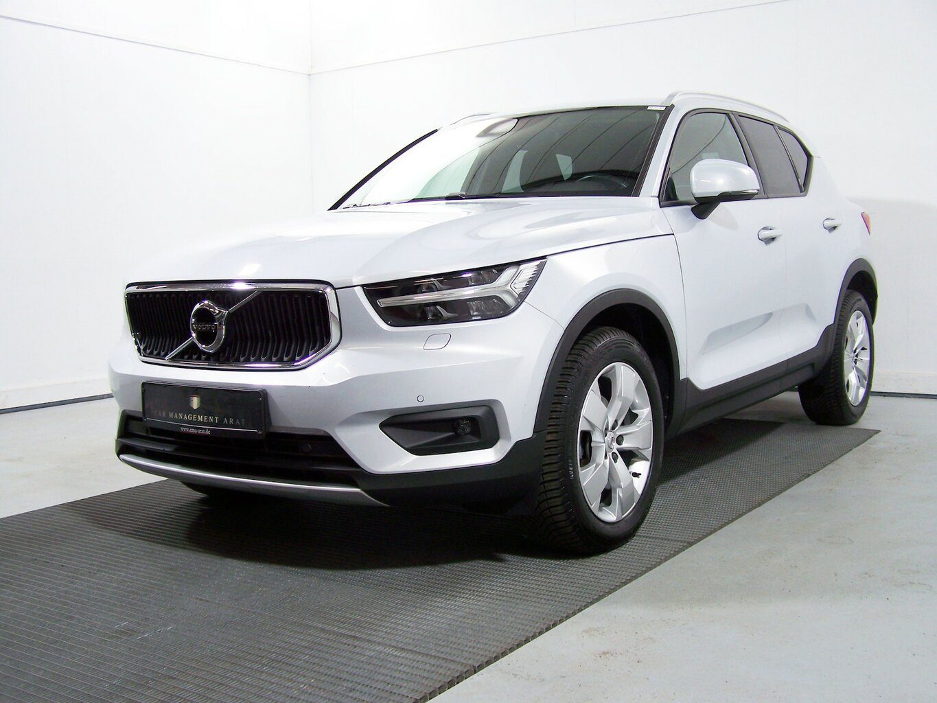 VOLVO XC40 T3 Momentum Pro AUTOM LED+NAV+AMBIE+R19+KAM... – Bild 4