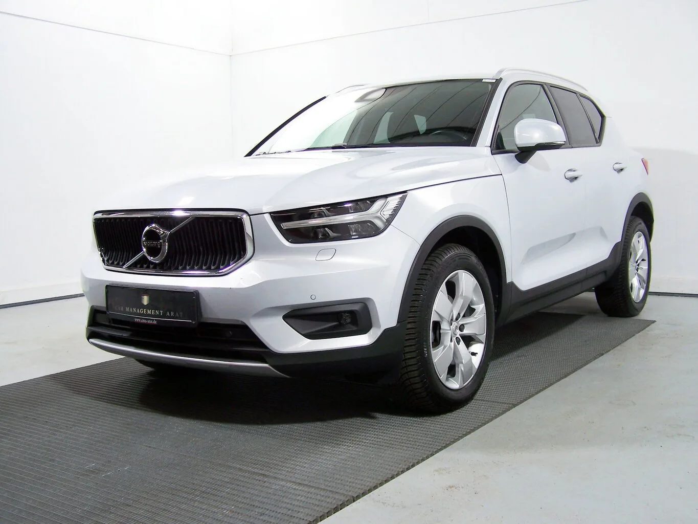 VOLVO XC40 T3 Momentum Pro AUTOM LED+NAV+AMBIE+R19+KAM... – Bild 4