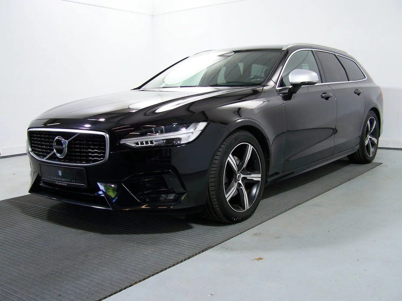 VOLVO V90 D3 R Design AUTOM HARMAN&KA+LED+KAM+NAV+AMBI... – Bild 4