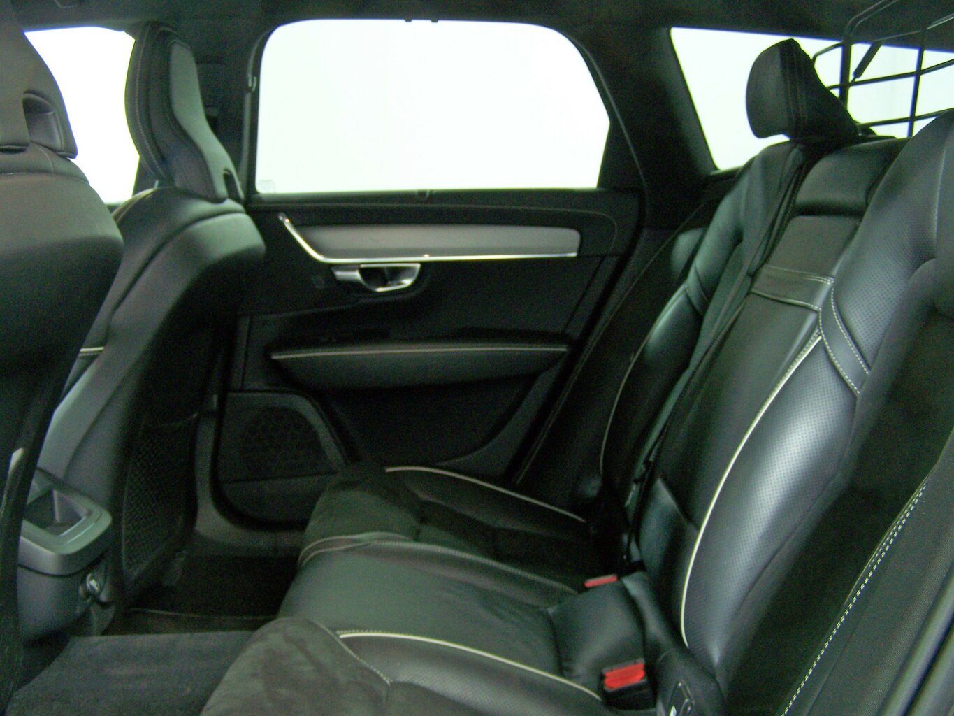 VOLVO V90 D3 R Design AUTOM HARMAN&KA+LED+KAM+NAV+AMBI... – Bild 5
