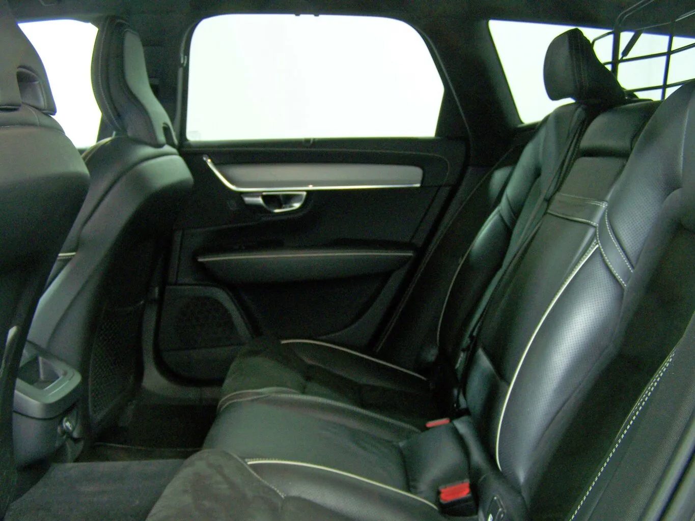VOLVO V90 D3 R Design AUTOM HARMAN&KA+LED+KAM+NAV+AMBI... – Bild 5