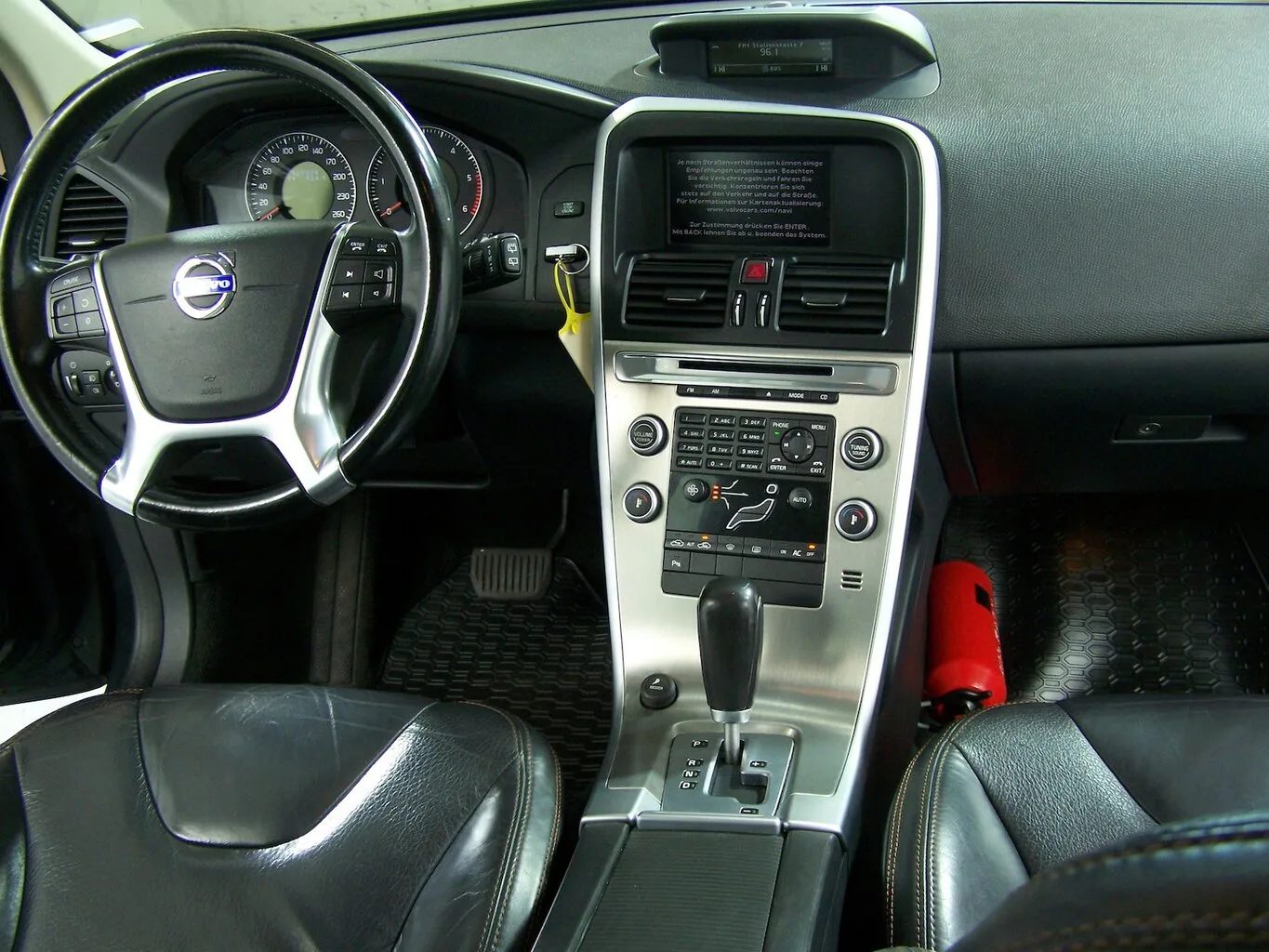 VOLVO XC60 D5 Momentum Autom NAVI+LEDER+PDC... – Bild 4