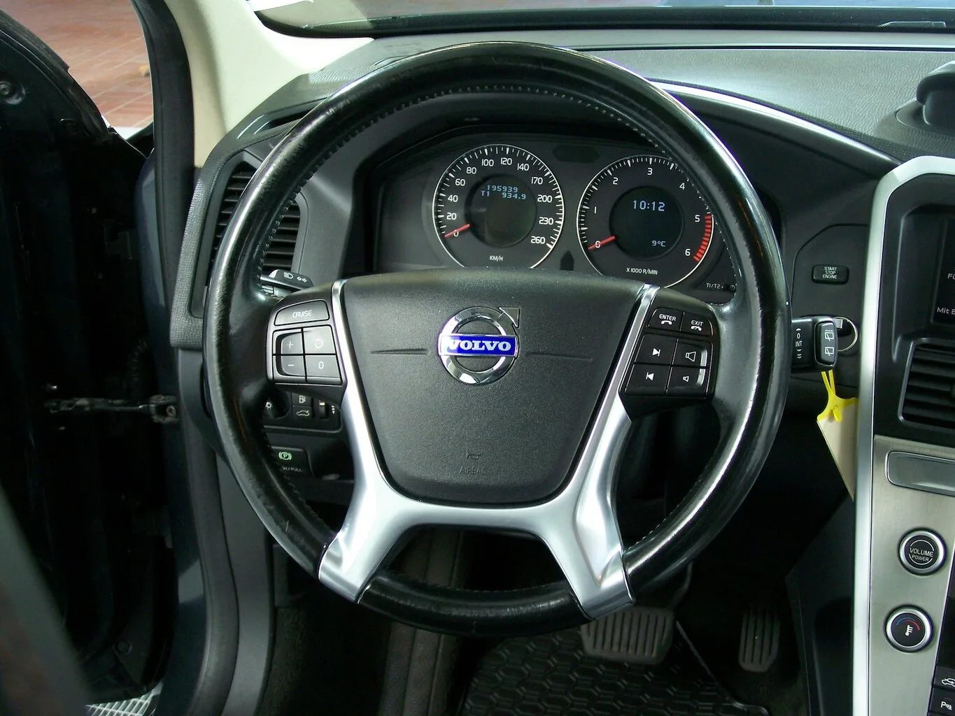 VOLVO XC60 D5 Momentum Autom NAVI+LEDER+PDC... – Bild 5