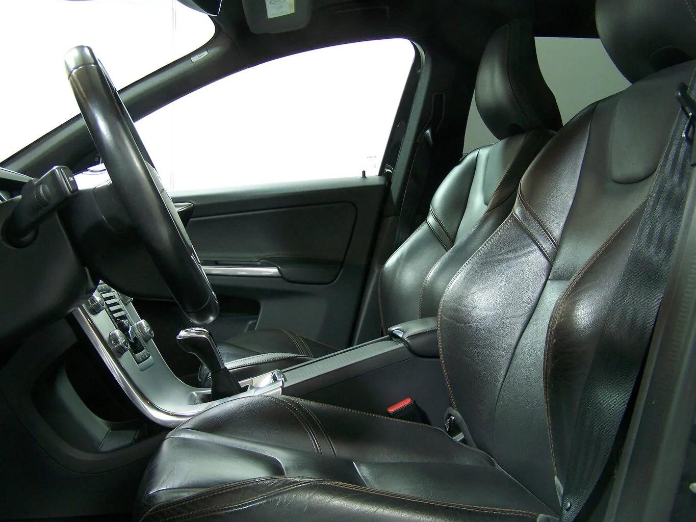 VOLVO XC60 D4 Summum PANO+LEDER+AMB+NAV+KAMER+ACC+PDC... – Bild 7