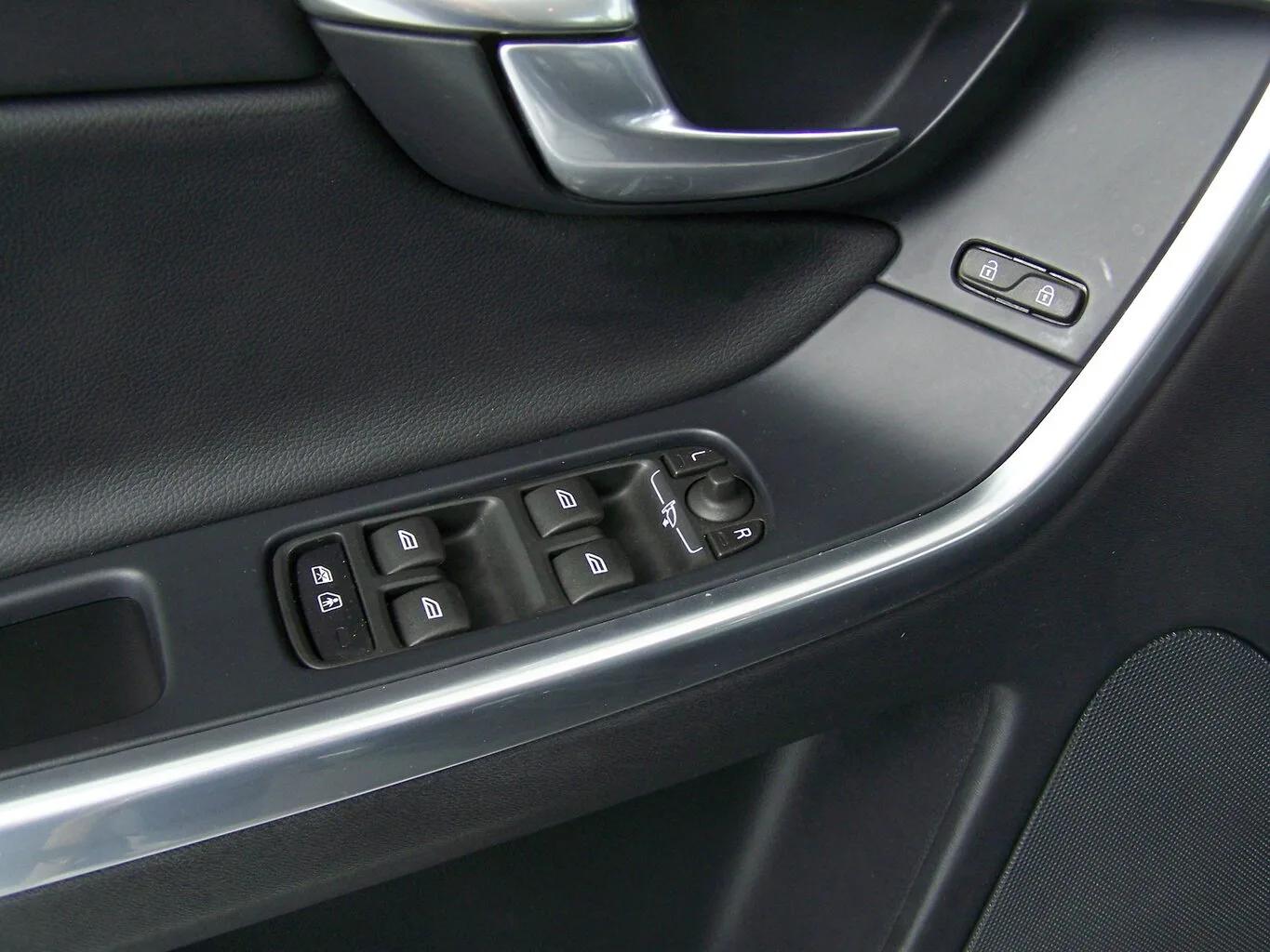 VOLVO XC60 D4 Summum AUTOM LEDER+NAVI+PDC+AMBIENT+SHZ... – Bild 8