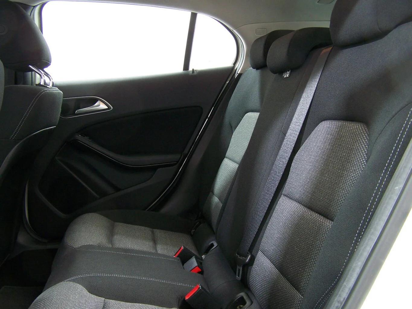 MERCEDES-BENZ GLA 200 AUTOM 1.HAND+NAVI+KAMERA+SITZH+TEMP+AMBI... – Bild 5