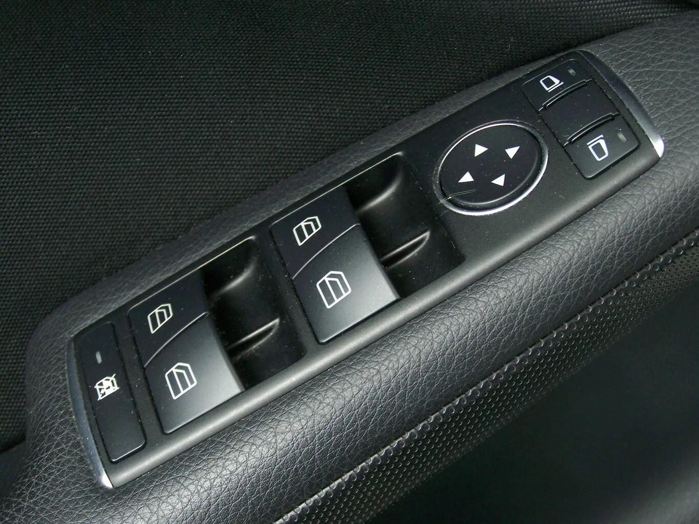 MERCEDES-BENZ GLA 200 AUTOM 1.HAND+NAVI+KAMERA+SITZH+TEMP+AMBI... – Bild 8