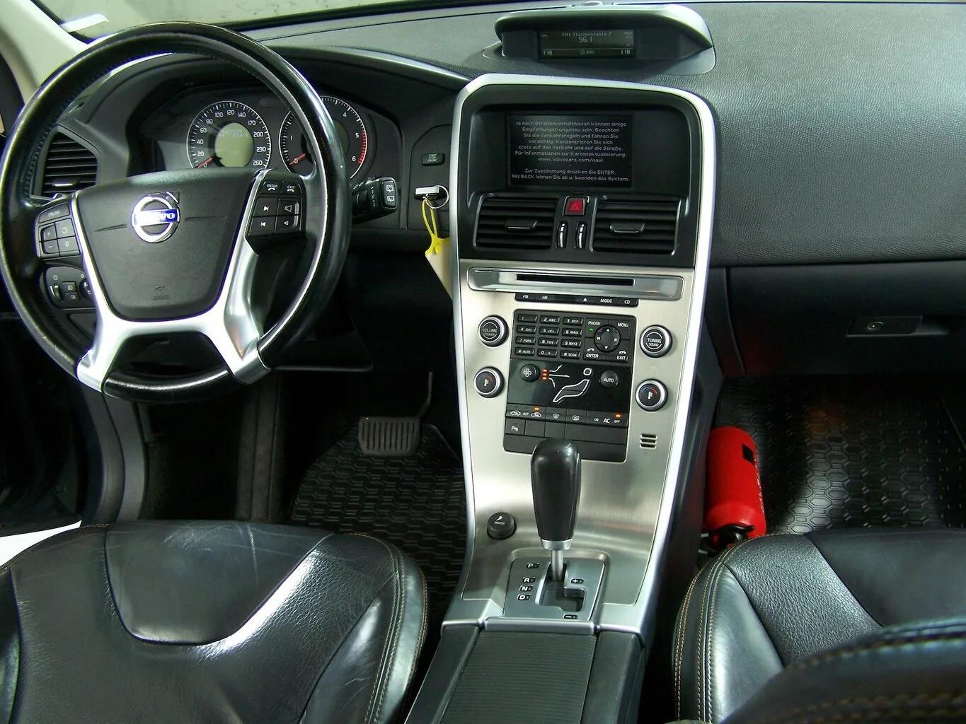 VOLVO XC60 D5 Momentum Autom NAVI+LEDER+PDC... – Bild 4