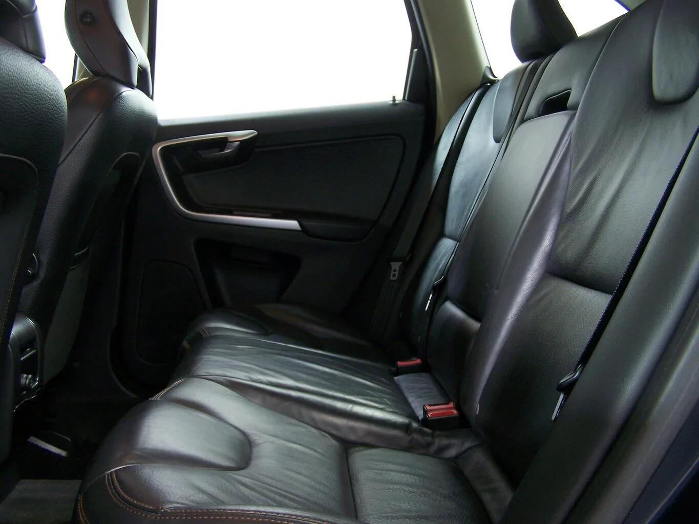 VOLVO XC60 D5 Momentum Autom NAVI+LEDER+PDC... – Bild 7