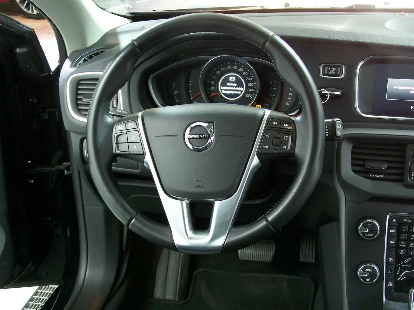 VOLVO V40 1.5 T3 Momentum AUTOM NAVI+PDC+KAM+SHZ+LED... – Bild 8